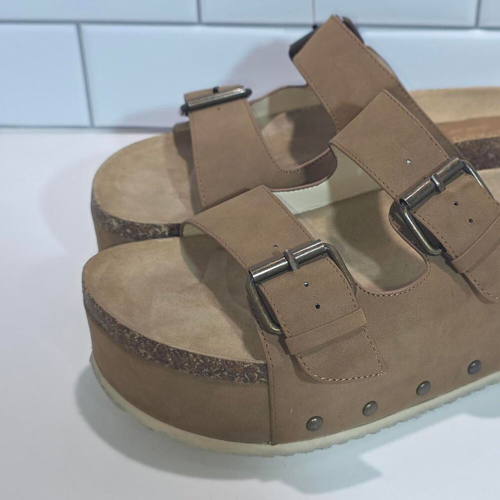 Altar-d-state Women's Tan and Brown Sandals